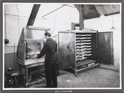 222996 Interieur van de N.V. Snelwegerfabriek “Utrecht”, W.C. Olland (Dorpsstraat 78-80) te De Bilt: spuitkamer.N.B. De ...
